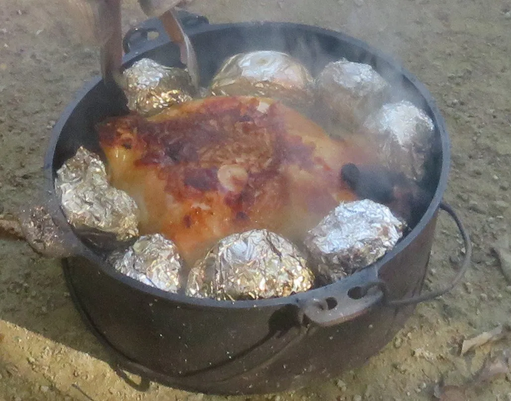 焚き火で焼いたダッチオーブン料理
