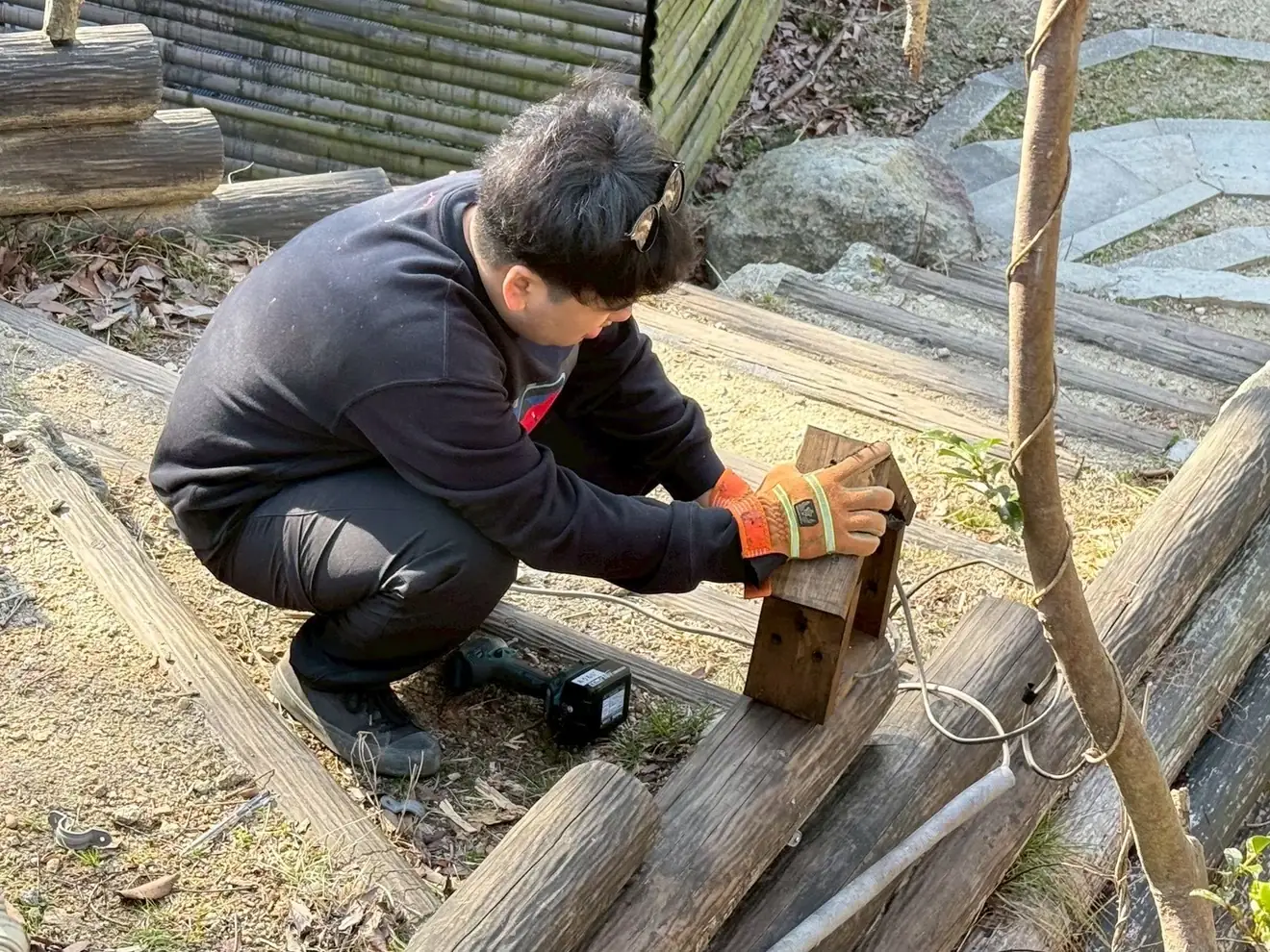 丸太の階段を直す