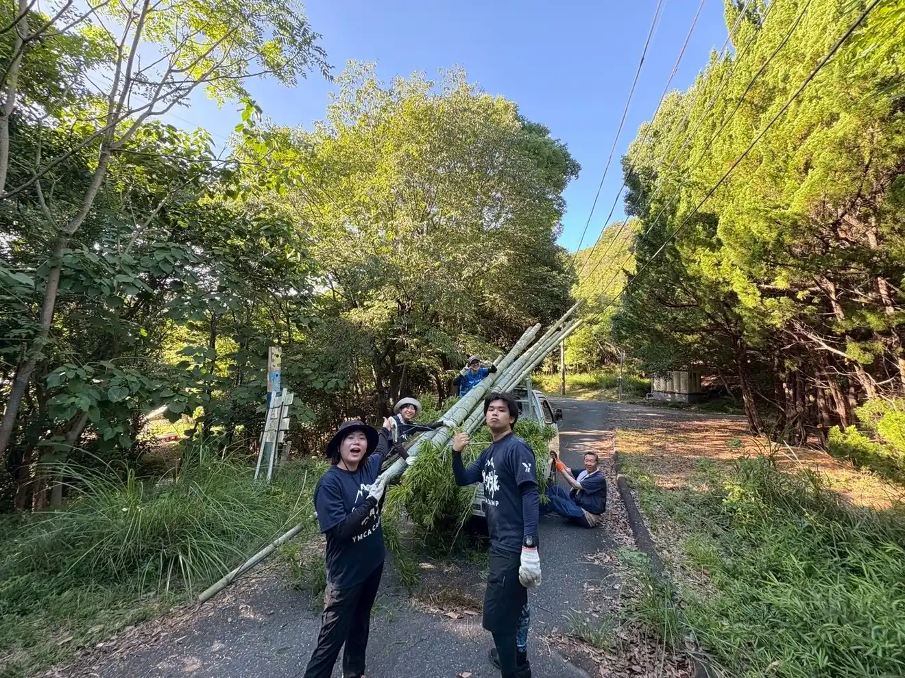 車1台ぶんの細い道で、竹を運ぶ