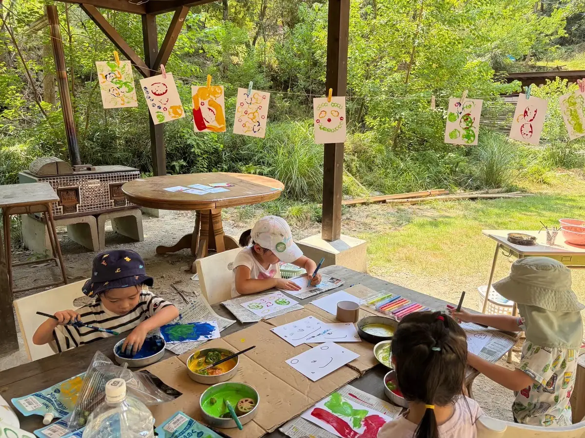 森で描いた絵を、屋根の下に干している